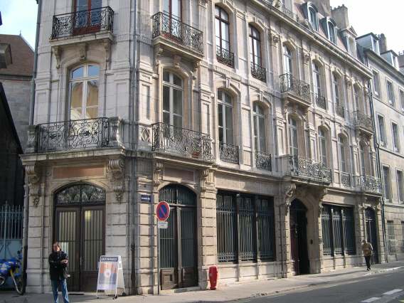  Façade d'immeuble (grande rue)